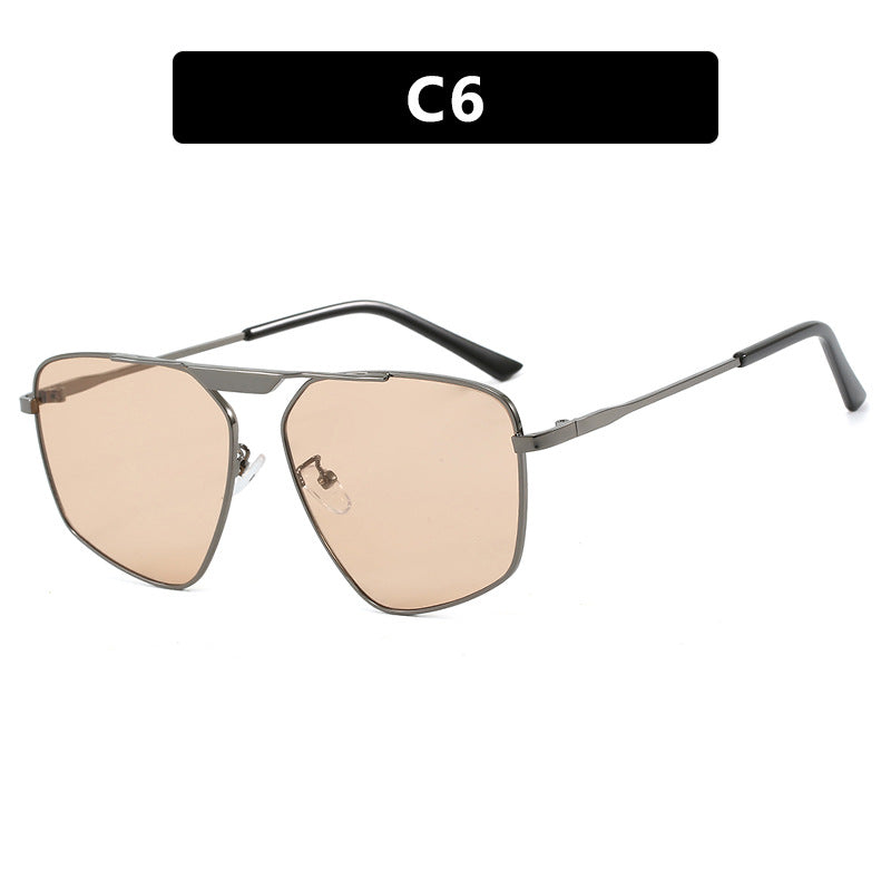 Dame solbrille i moderne, geometrisk design med robust metallramme Skanto