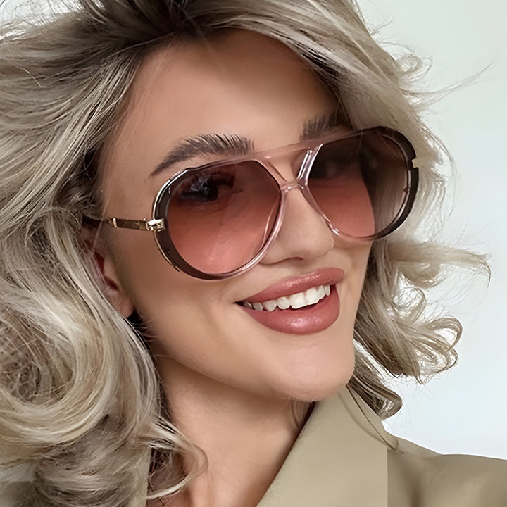 Dame fashionable solbriller i elegant pilotenstil Skanto