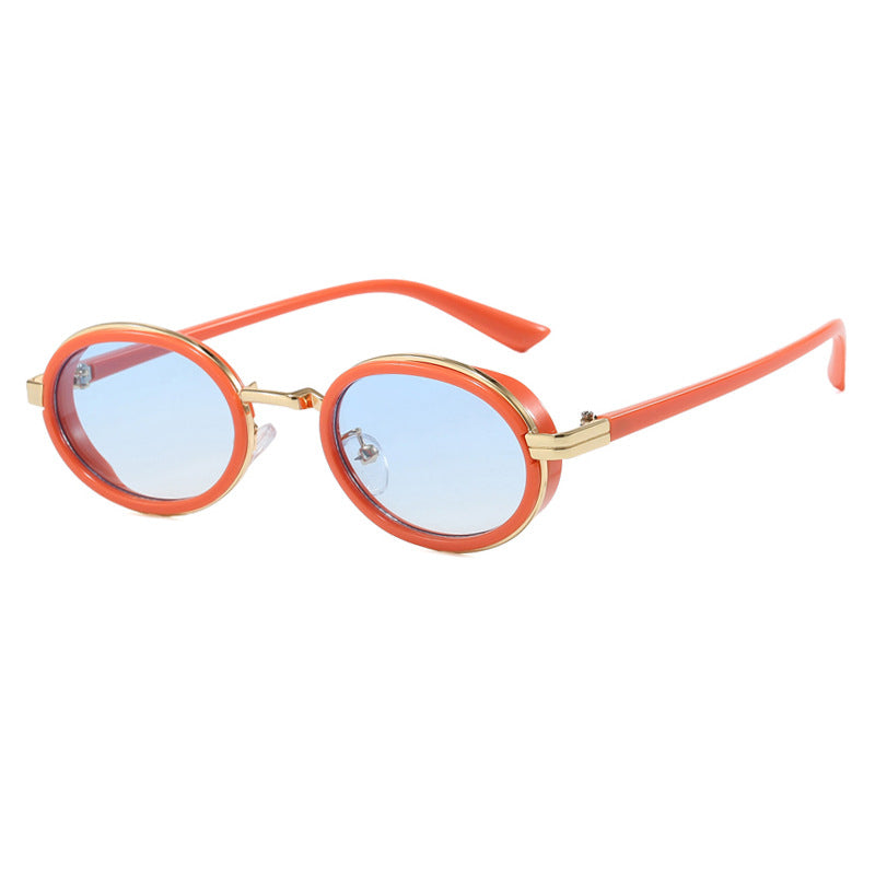 Dame rund solbrille med lette glass og gyldne detaljer Skanto