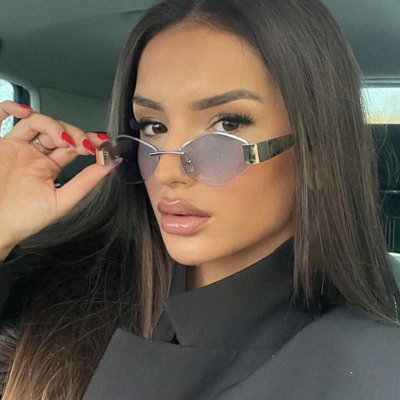 Dame motemessig solbrille med elegant åttekantet ramme og UV-beskyttelse Skanto