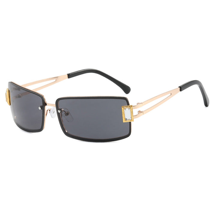 Dame stilig solbrille med elegante trapezformede glass og filigran metallramme Skanto