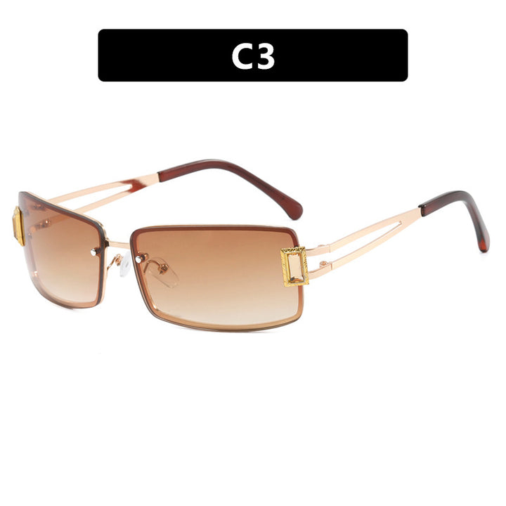 Dame stilig solbrille med elegante trapezformede glass og filigran metallramme Skanto