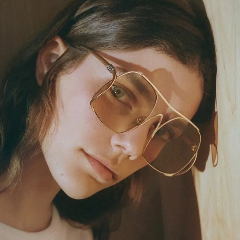 Dame geometrisk solbrille med smal metallramme og brune glass Skanto