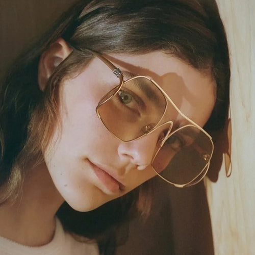 Dame geometrisk solbrille med smal metallramme og brune glass Skanto