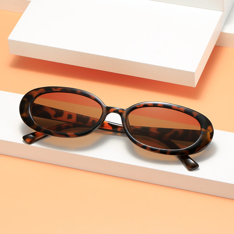 Dame solbriller i elegant oval design med UV-beskyttelse Skanto