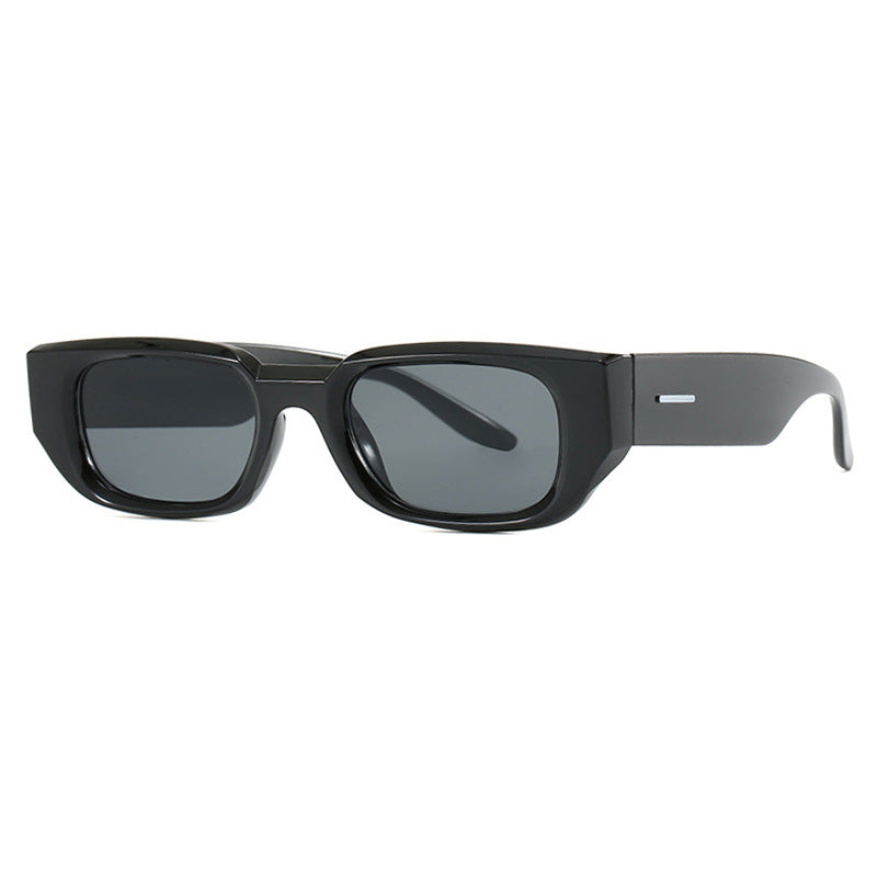 Dame trendy solbriller med innovativ, transparent ramme og polarisert glass Skanto