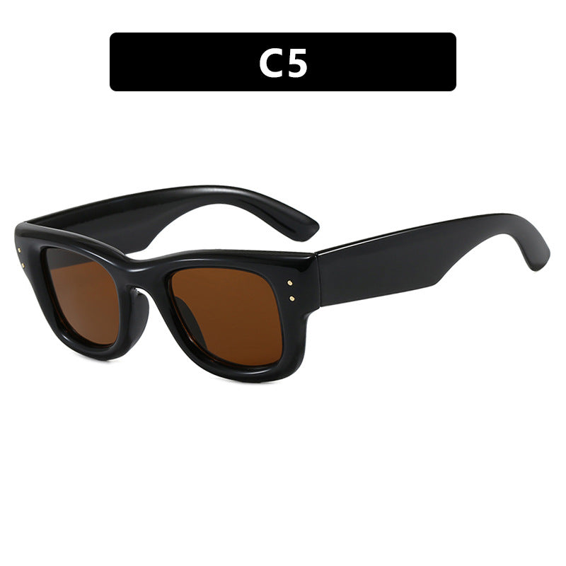 Dame moteriktig solbrille med bred, elegant ramme og beskyttende UV-filter Skanto