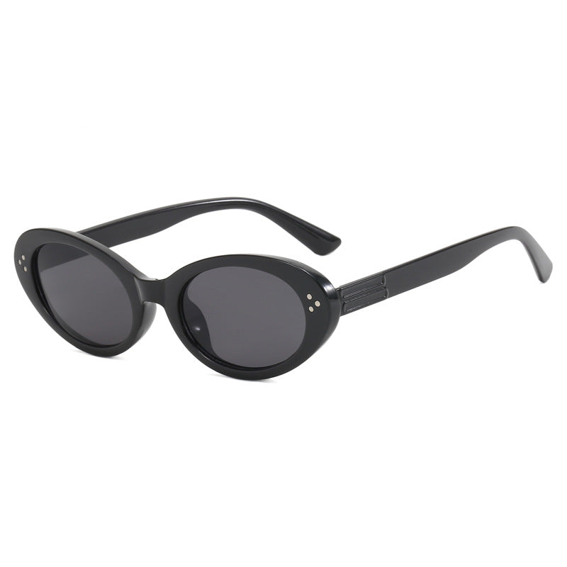 Damer moteriktig solbrille i elegant ovalt design Skanto