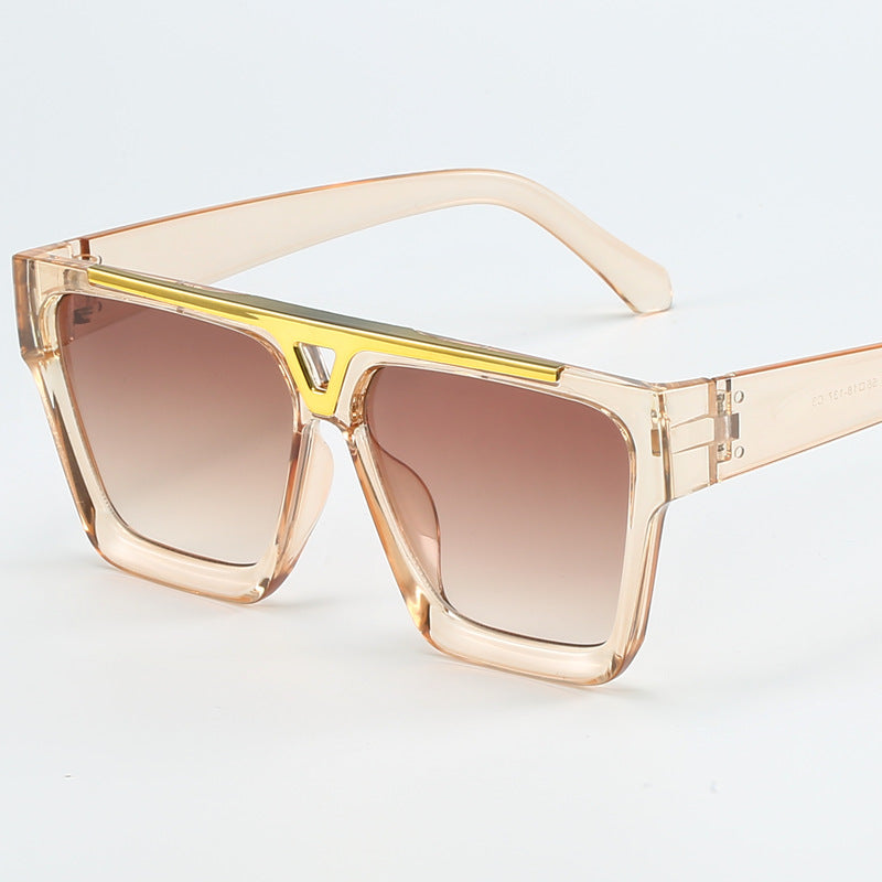 Dame moterik oversized solbrille med stilige gullaccent Skanto