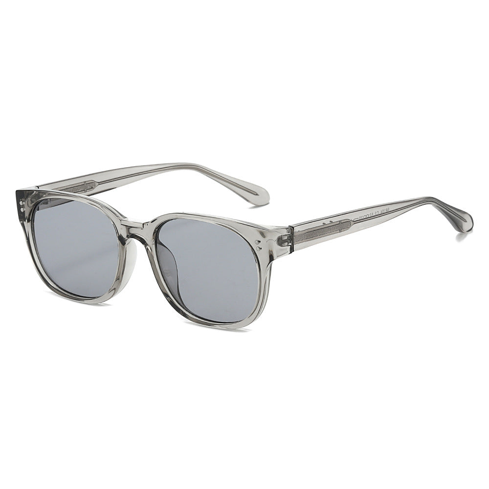 Dame moteriktig solbrille med gjennomsiktig ramme og elegante detaljer Skanto