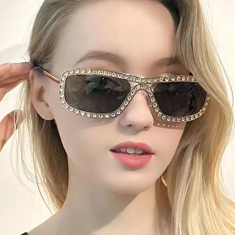Dame moteriktig solbrille med glitrende ramme Skanto