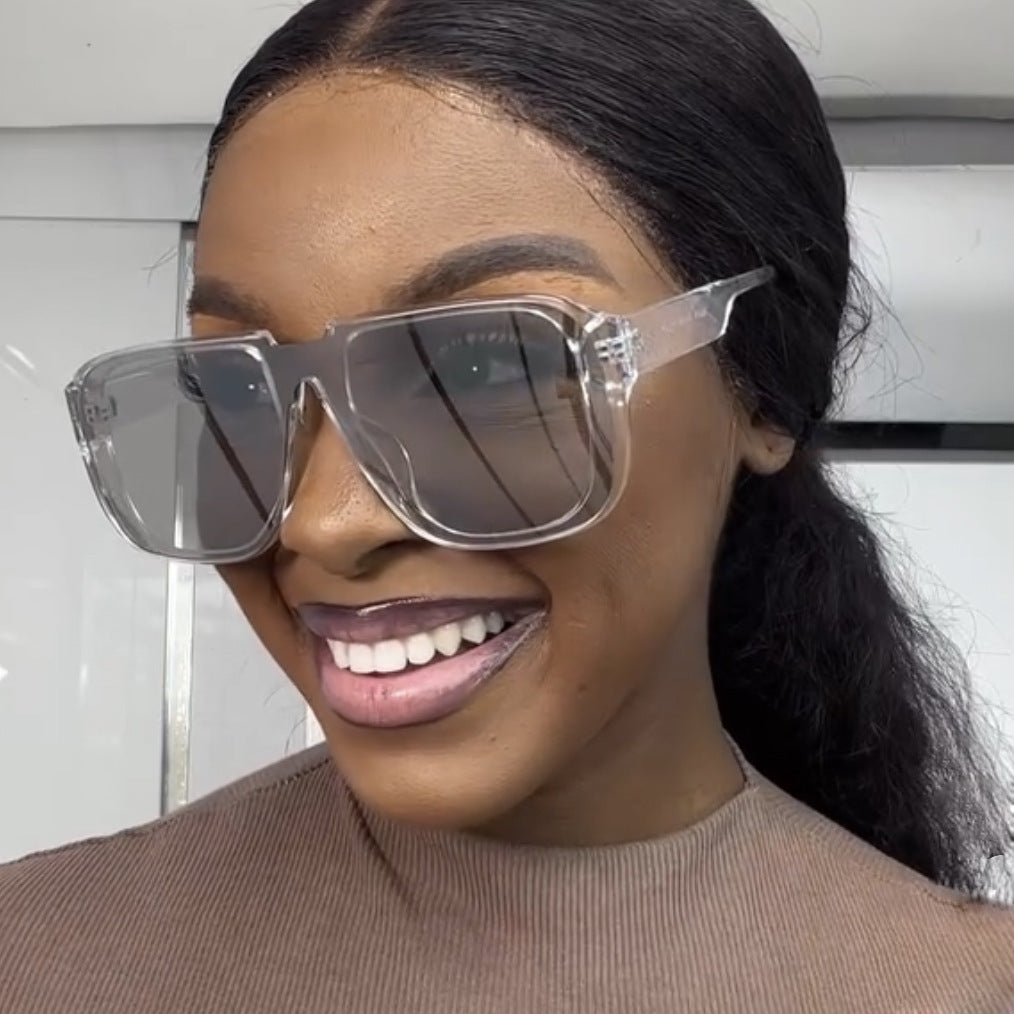 Dame trendy firkantet solbrille med gjennomsiktig, grønn ramme og beskyttende UV-filter Skanto