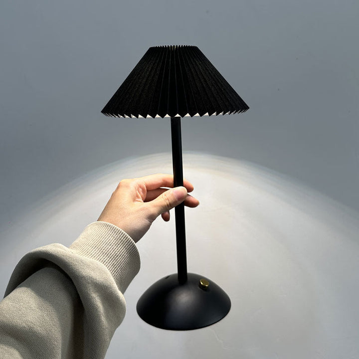 Skanto | Moderne skandinavisk oppladbar jernstoff cone plisserte LED bordlampe for nattbord