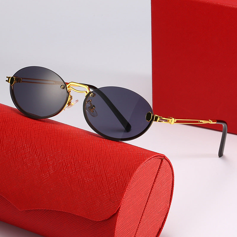Dame moteriktig solbrille med filigran metallramme og stilleggende design Skanto