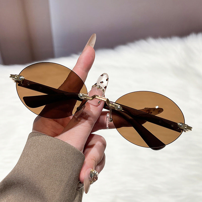 Dame moteriktig og elegant solbrille med ovalt design Skanto