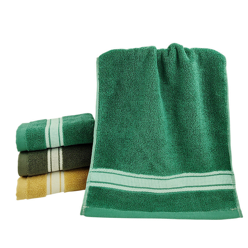High-quality terry bath towel with elegant border. Skanto