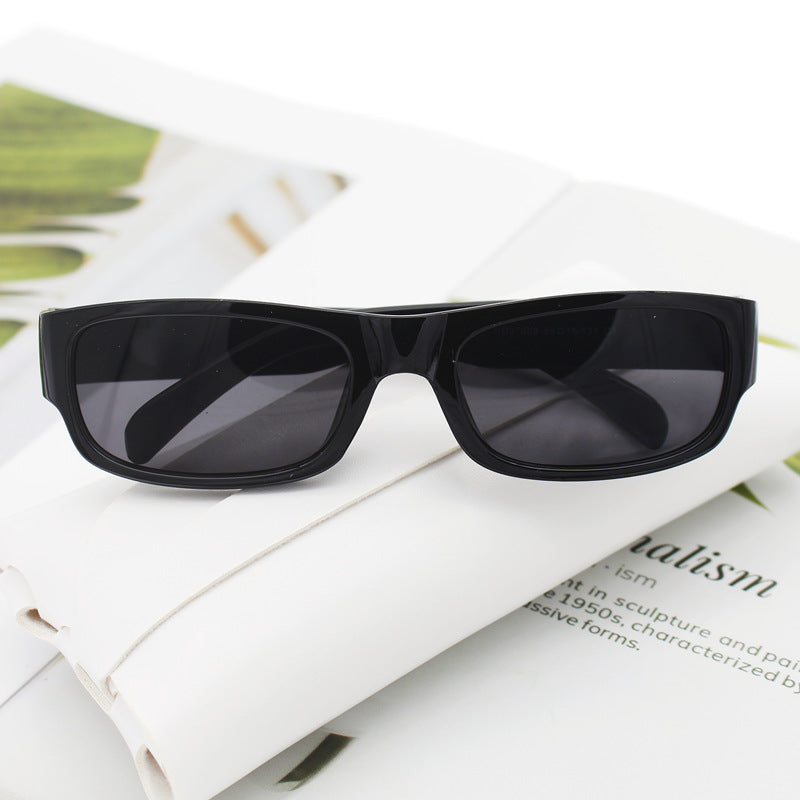 Dame moteriktig solbrille i stilrent rektangulært design Skanto