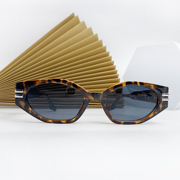 Dame Cat-Eye solbriller i stilfull design med robust ramme Skanto