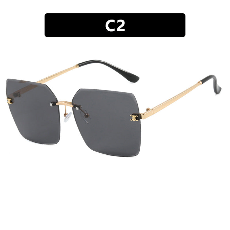 Dame firkantet solbrille i moderne design med filigran metallramme Skanto