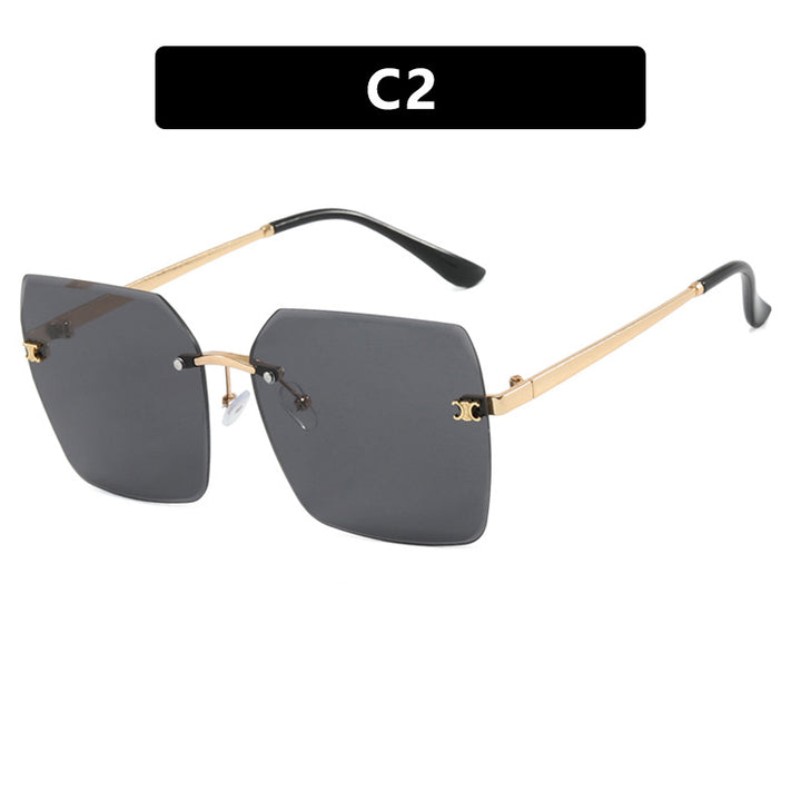 Dame firkantet solbrille i moderne design med filigran metallramme Skanto