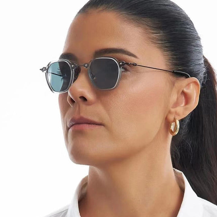 Dame moteriktig solbrille i elegant design med sekskantet ramme Skanto