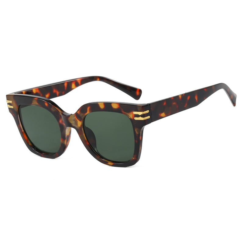 Dame moteriktig solbrille med elegante aksenter Skanto