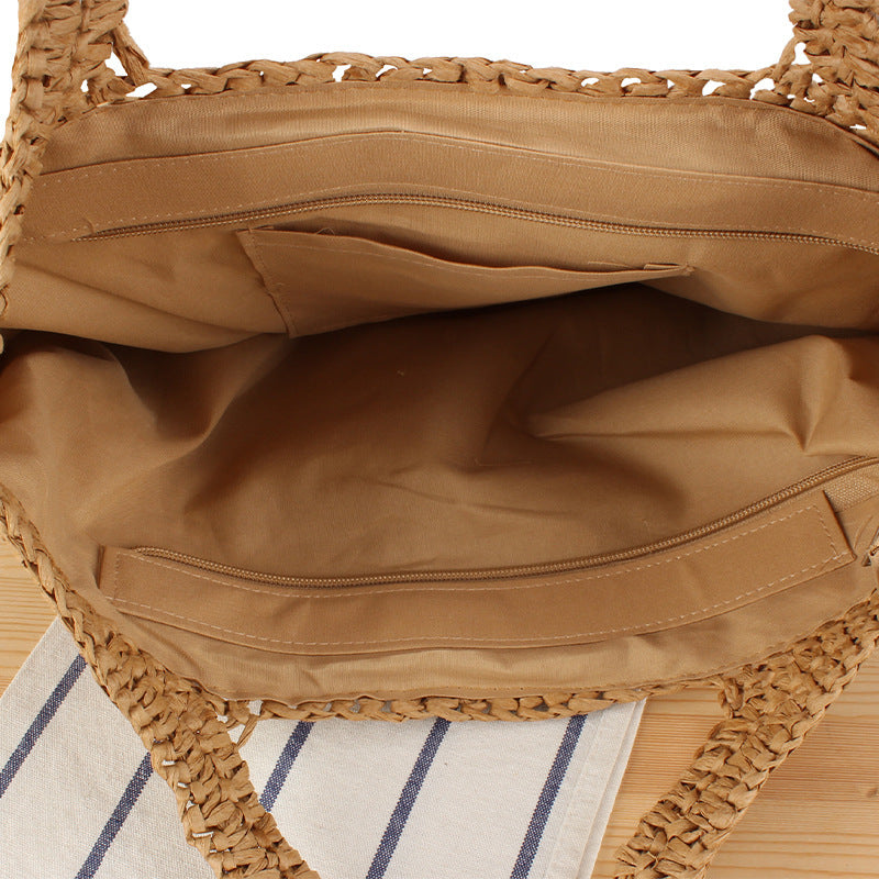 Håndlaget bast crossbody bag med florale detaljer Skanto