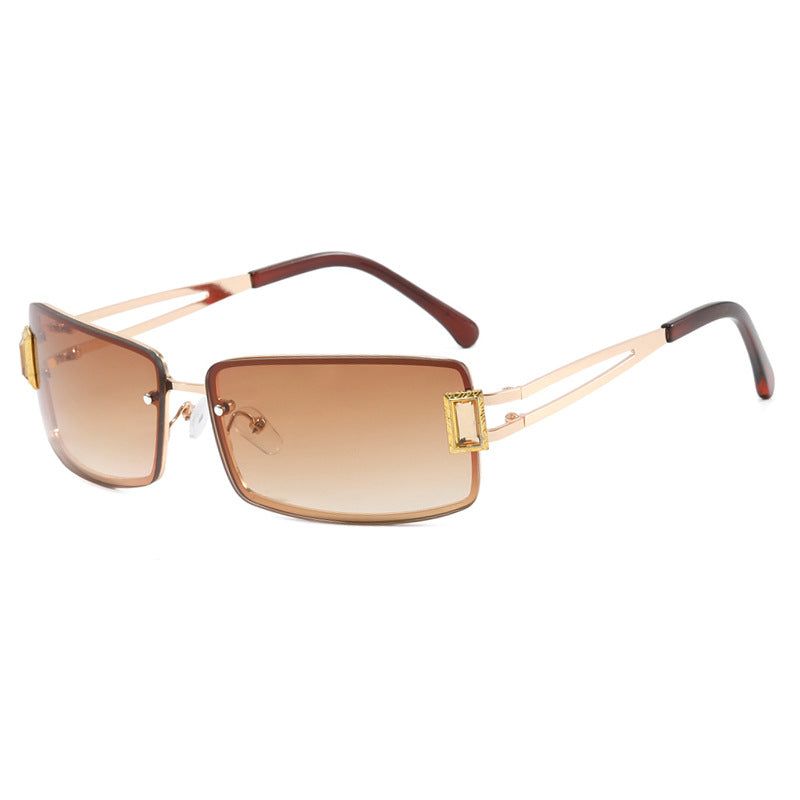 Dame stilig solbrille med elegante trapezformede glass og filigran metallramme Skanto