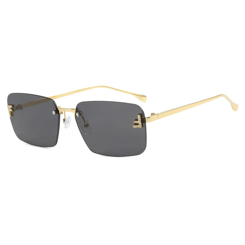 Dame kvadratisk solbrille med elegant gullramme og stilige linser Skanto