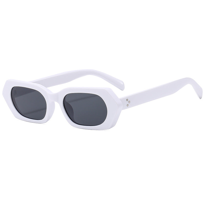 Damer moteriktig solbrille med stilig geometrisk design Skanto
