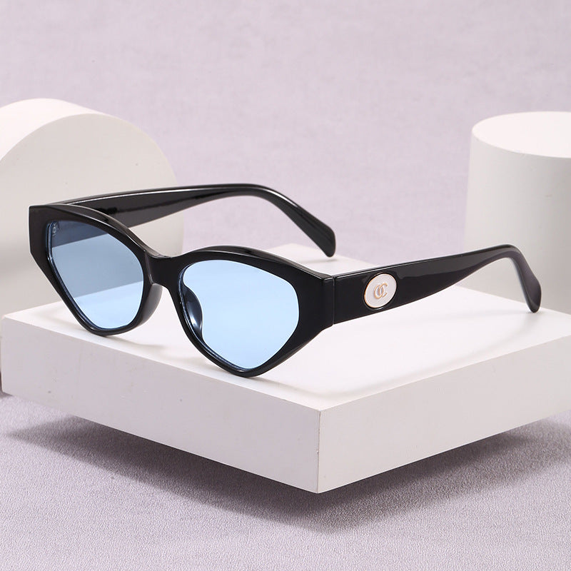 Dame trendy solbriller i elegant design Skanto