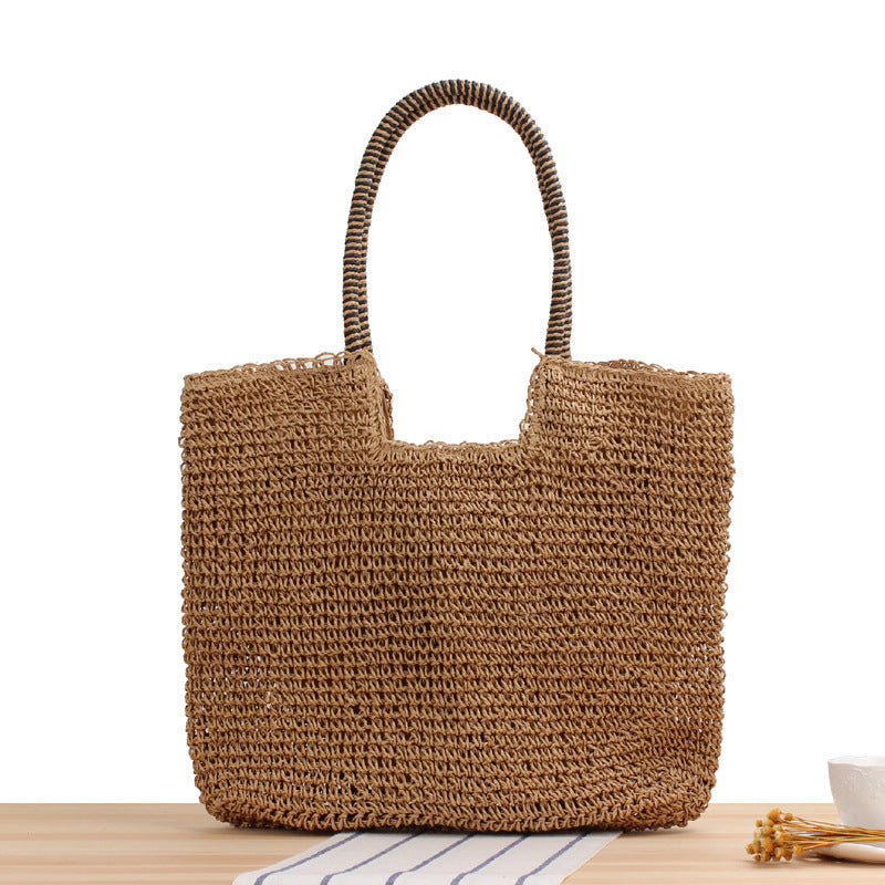 Håndlaget bast-crossbody veske med strukturert design Skanto