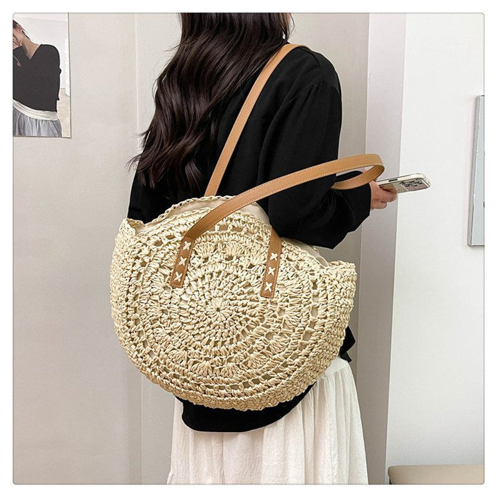 Håndlaget bast-crossbody veske med unikt design Skanto