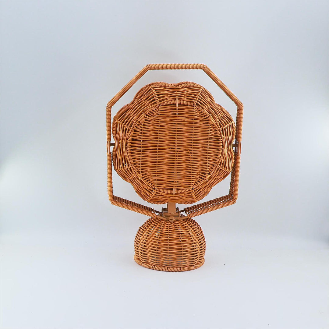 Med en elegant, tretrinns fruktskål Skanto