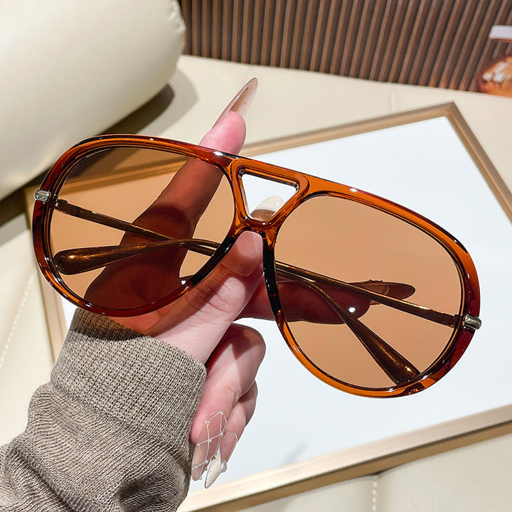 Dame solbrille i ekstravagant design med markante glass Skanto