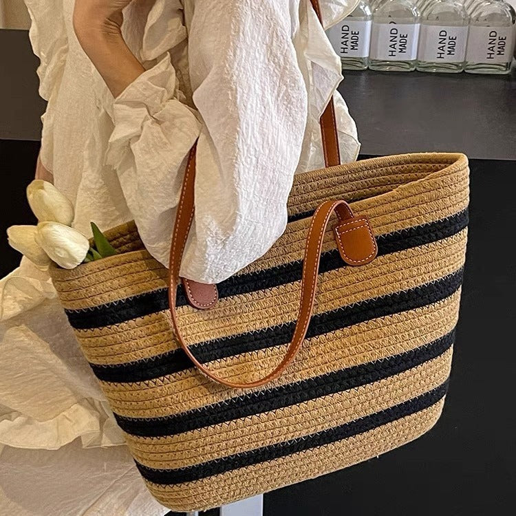 Stilfull stroveske med kontrasterende striper Skanto