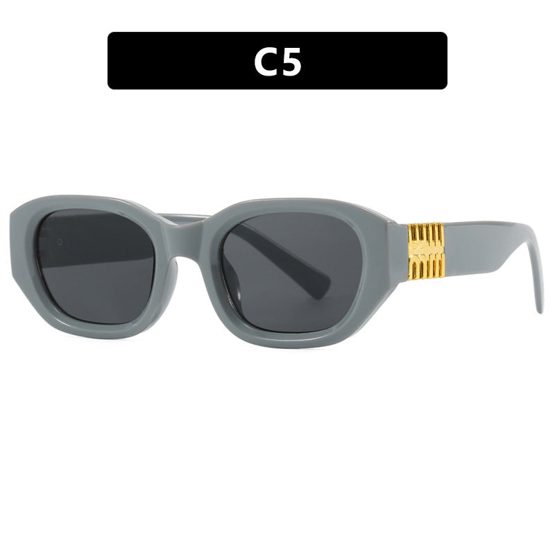 Dame moteriktig solbrille med unikt, geometrisk design og elegante aksenter Skanto
