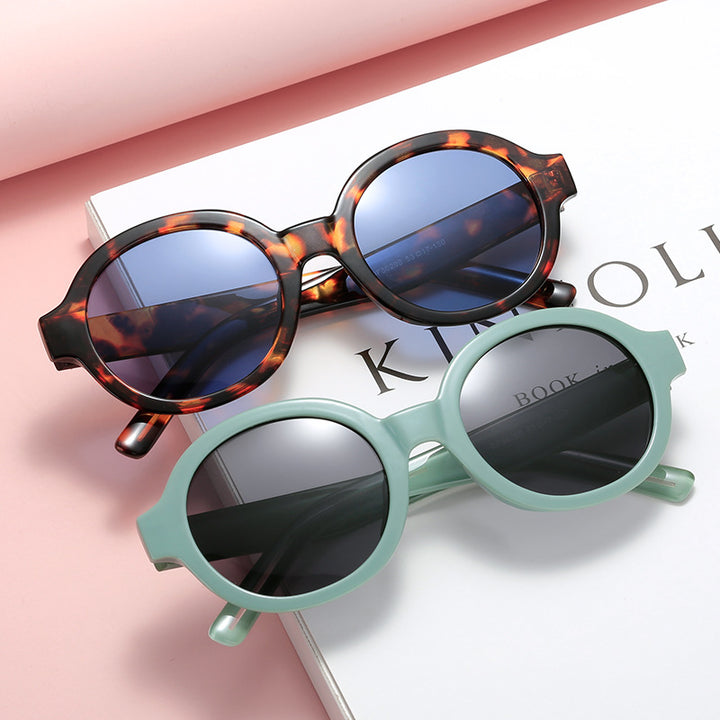 Dame moteriktig solbrille i stilfullt rundt design Skanto