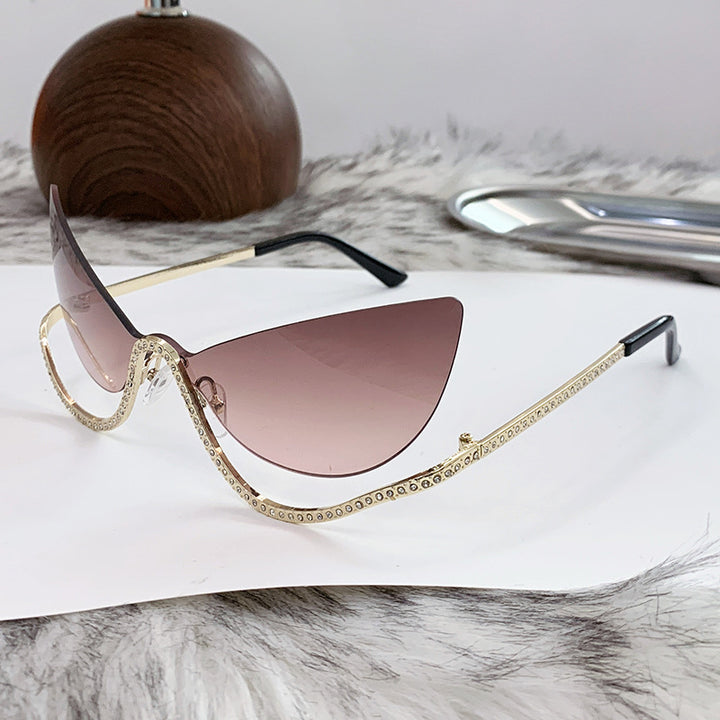 Damer ekstravagant formet Cat-Eye solbrille med glitrende applikasjoner Skanto
