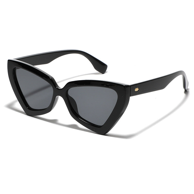 Dame Cat-Eye solbriller med speilende linser og robust ramme Skanto