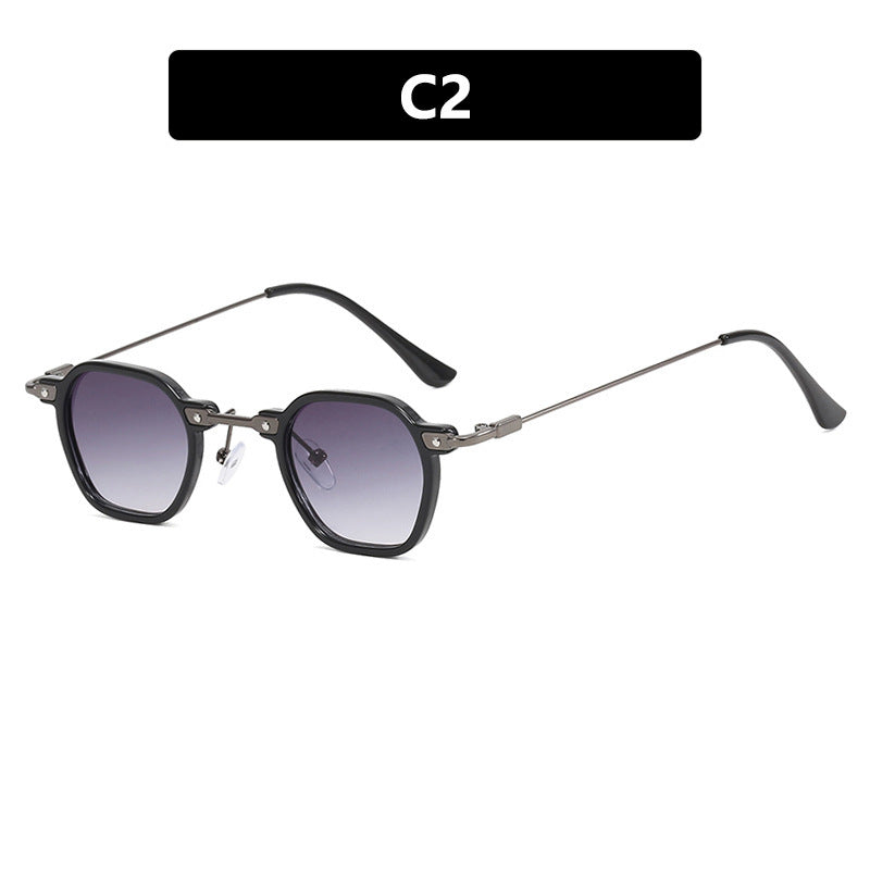 Dame moteriktig solbrille i elegant design med sekskantet ramme Skanto