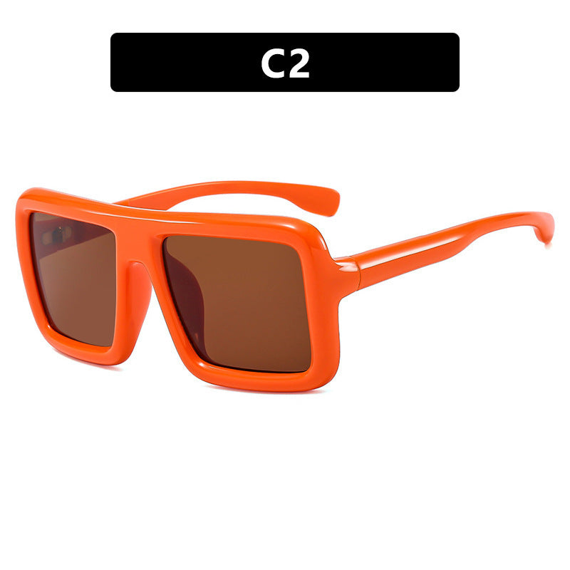 Dame solbrille i moderne, rektangulære design med høy UV-beskyttelsesfunksjon Skanto