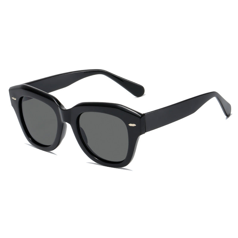 Dame stilig solbrille i moderne design med gjennomsiktig ramme Skanto
