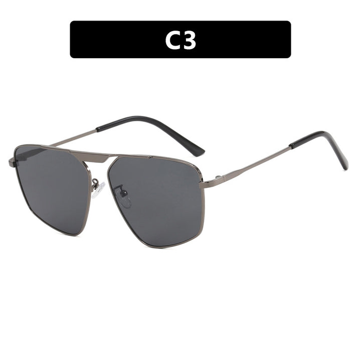 Dame solbrille i moderne, geometrisk design med robust metallramme Skanto