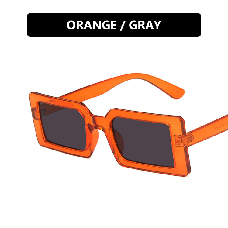 Dame kvadratisk solbrille med moderne, bred ramme og beskyttende UV-filter Skanto