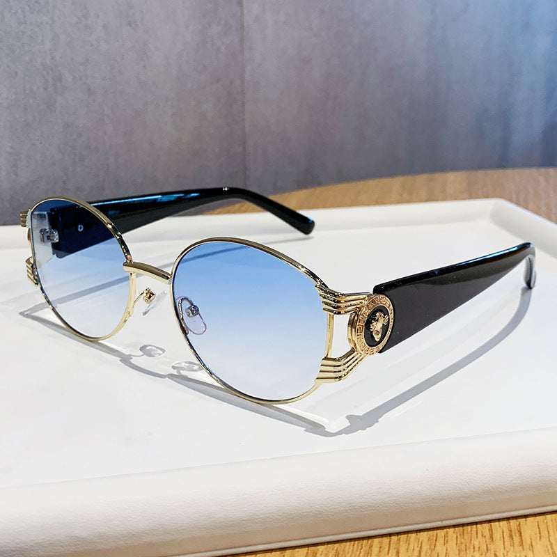 Dame elegant solbrille med luksuriøs metallramme og speilte glass Skanto