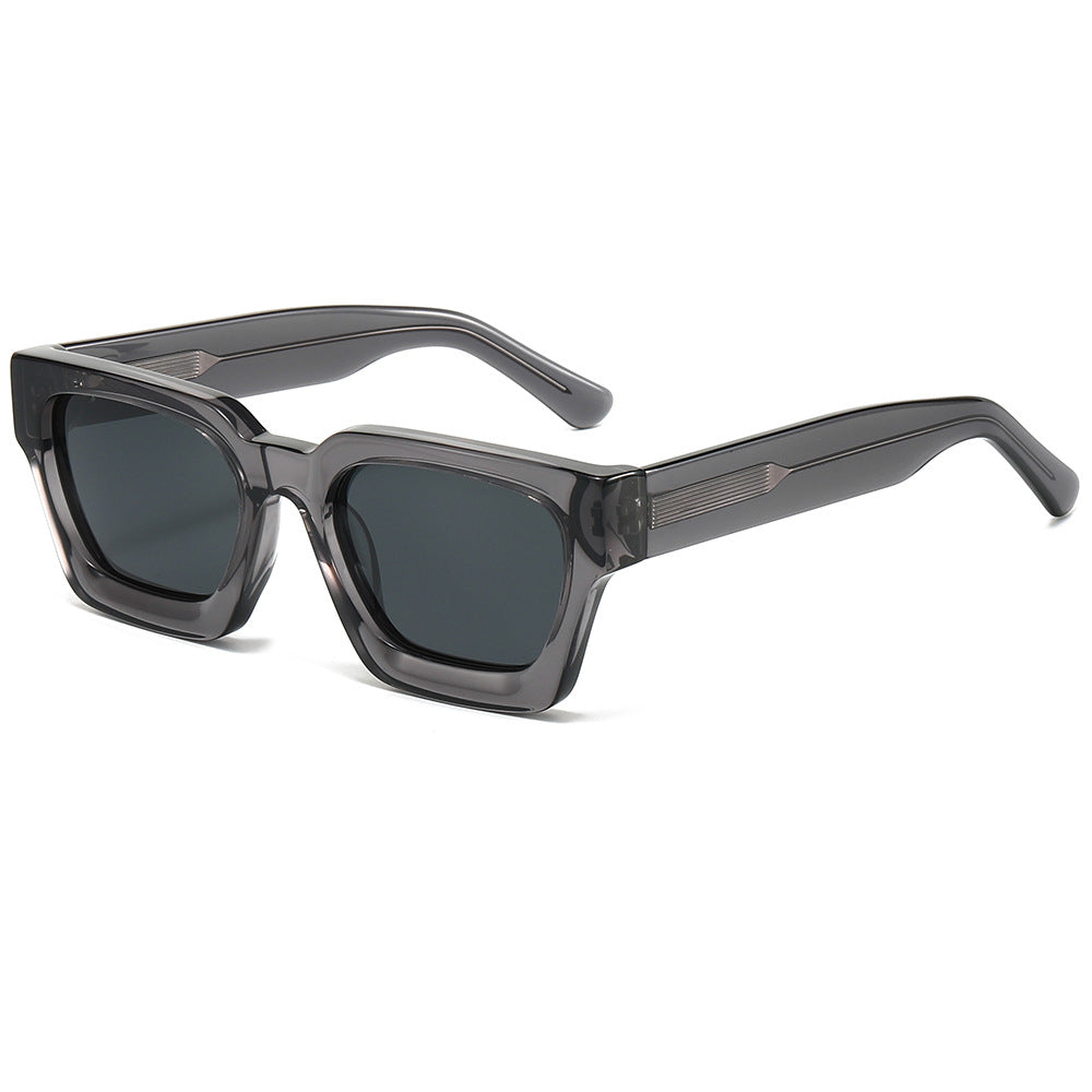 Dame designer solbrille med moderne, kvadratisk ramme og UV-beskyttelse Skanto