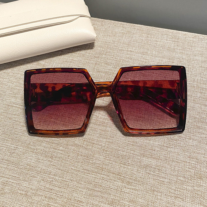 Dame kvadratisk solbrille med robust ramme og stillegant design Skanto