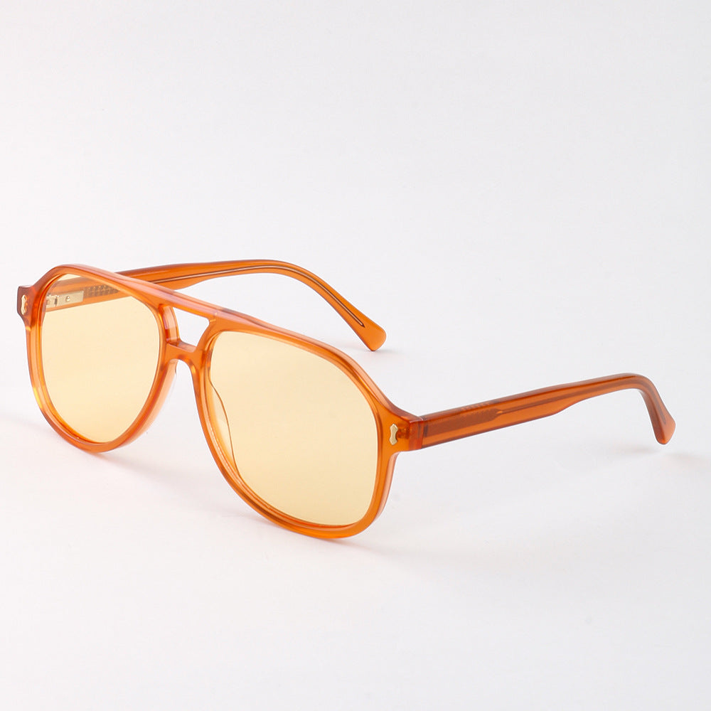 Dame moderne solbrille med innovativ ramme Skanto
