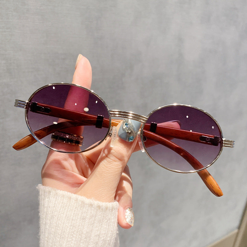 Dame moteriktig solbrille med elegant glans og komfortable stenger Skanto